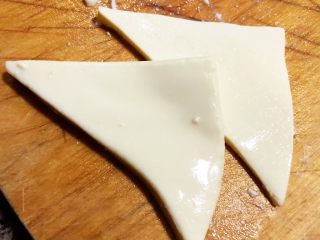 鹌鹑蛋皮蛋豆腐,内脂豆腐切成三角形片状