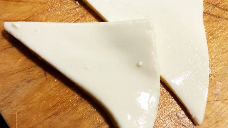 鹌鹑蛋皮蛋豆腐,内脂豆腐切成三角形片状