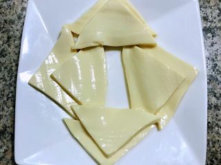 鹌鹑蛋皮蛋豆腐,切好的内脂豆腐装入盘中摆出自己喜欢的形状
