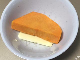 奶油裸蛋糕+南瓜味,碗中放入南瓜和黄油，放微波炉加热至熟，搅拌均匀。