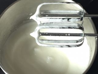 奶油裸蛋糕+南瓜味,高速搅打50圈，蛋白出现下垂的弯钩，加入15克细砂糖。
