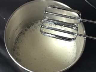 奶油裸蛋糕+南瓜味,用打蛋器高速搅打30圈，蛋白蓬发出现粗泡，加入30克细砂糖。