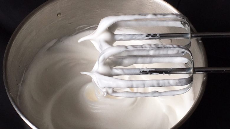 奶油裸蛋糕+南瓜味,再次搅打50圈，硬挺的蛋白霜就完成了，蛋白有直立的小尖峰。
