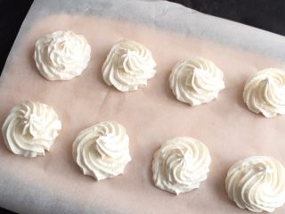 奶油裸蛋糕+南瓜味,如果裱花技术不够好的话，可以裱花在烤盘纸上，再用专用的✂️挑入蛋糕中，增加美观。