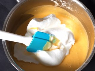 奶油裸蛋糕+南瓜味,取三分之一的蛋白进蛋黄糊中。