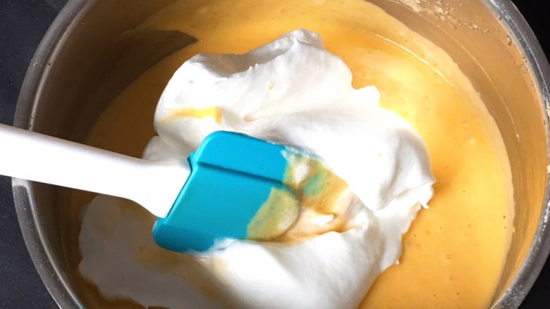 奶油裸蛋糕+南瓜味,取三分之一的蛋白进蛋黄糊中。