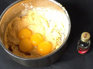 奶油裸蛋糕+南瓜味,加入蛋黄和香草精，继续搅拌均匀。