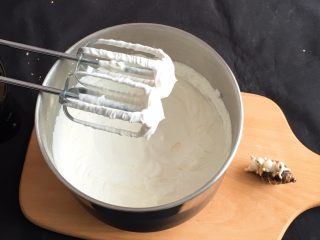 奶油裸蛋糕+南瓜味,用打蛋器打至硬性发泡，可以裱花的状态。