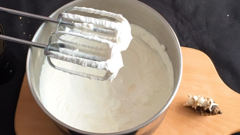 奶油裸蛋糕+南瓜味,用打蛋器打至硬性发泡，可以裱花的状态。