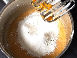 奶油裸蛋糕+南瓜味,过筛低筋粉，也用打蛋器搅拌至糊状。