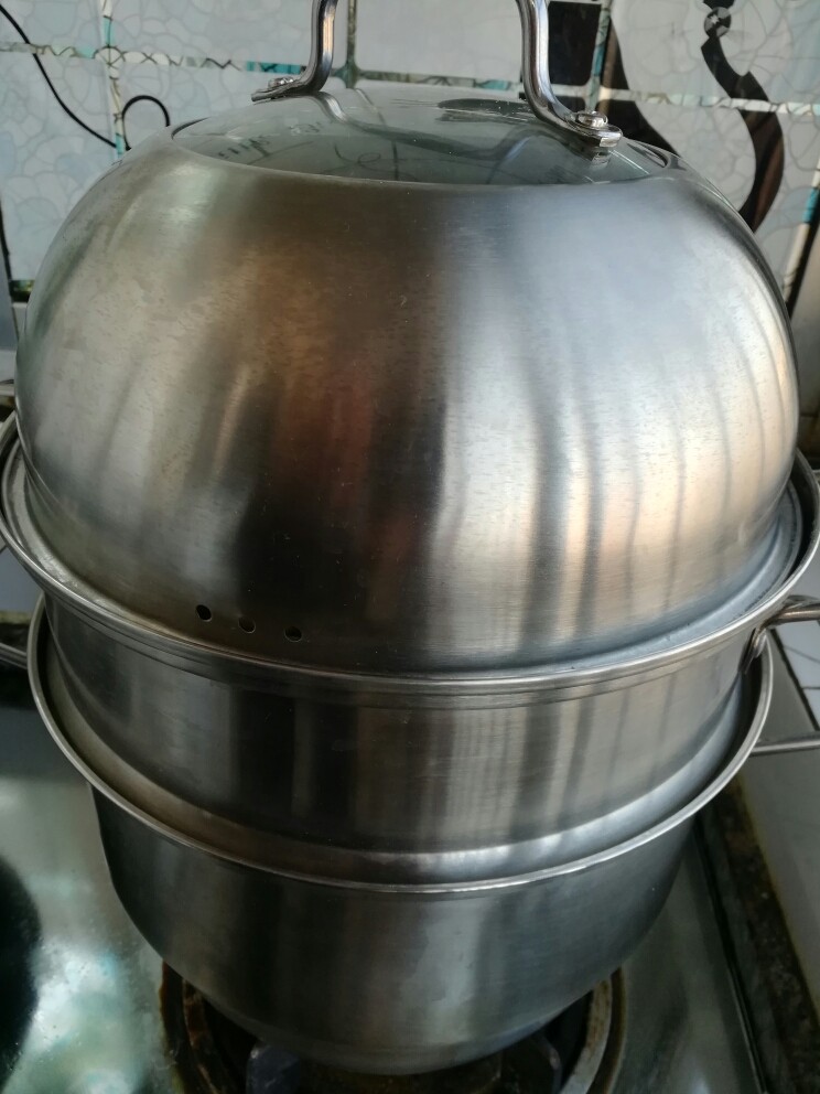 浓稠汤汁—糖三角,开锅后再蒸15分钟，关火虚蒸3分钟即可