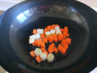 新文美食  懒人简便宫爆鸡丁,放入胡萝卜丁炒均匀。