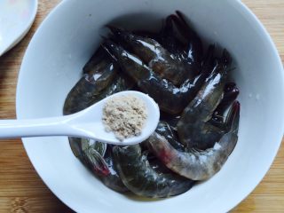 避风塘炒虾,1小茶匙胡椒粉和少许盐（盐忘记入镜了）