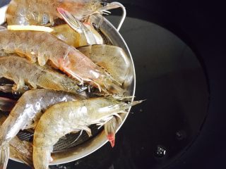 避风塘炒虾,放入腌制好并且沥干的虾