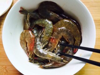 避风塘炒虾,搅拌均匀腌制二十分钟
