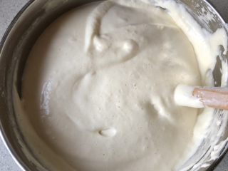 法式海绵蛋糕,使蛋糊和面粉混合均匀。
