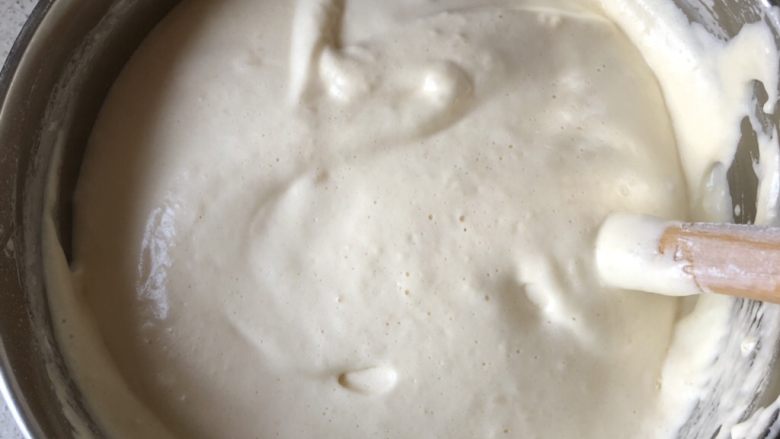 法式海绵蛋糕,使蛋糊和面粉混合均匀。
