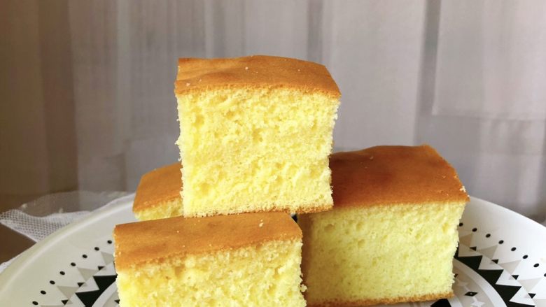 法式海绵蛋糕,烤好的蛋糕脱模晾凉、切块就可以享用了！