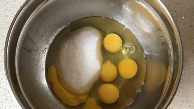 法式海绵蛋糕,鸡蛋中一次性加入糖