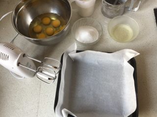 法式海绵蛋糕,准备工作先做好：9.5寸方盘垫上油纸，准备一个稍大的盆将鸡蛋（常温）打入，烤箱预热180度