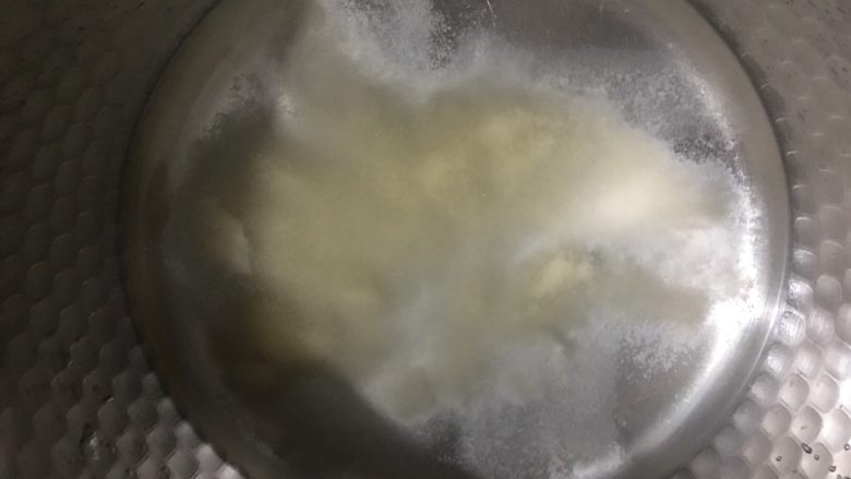 琥珀糖,琼脂粉倒入冷水搅拌混合均匀