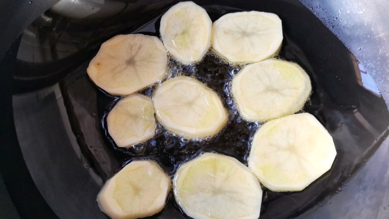 干锅肥肠,锅中适量油，比平时炒菜多一点就行，下土豆片中小火慢煎。