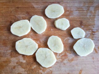 干锅肥肠,土豆洗净去皮后切5㎜左右的厚片。