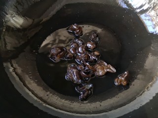 干锅肥肠,再下入炒过水的木耳煎一下（木耳焯水是为了下油锅后不易爆油，防止烫伤）。