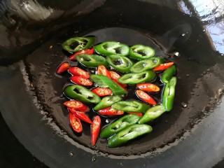 干锅肥肠,再下入青红椒煸炒一下断生即可沥油盛出备用。