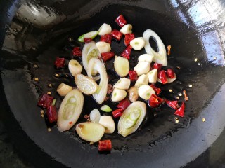 干锅肥肠,锅里留适量底油，下入葱姜蒜干辣椒花椒爆出香味。