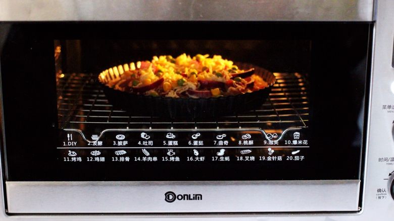 培根青豆披萨,烤箱启动披萨功能，上管190度，下管175度烤制20分钟。（烤箱时间及温度仅供参考）

