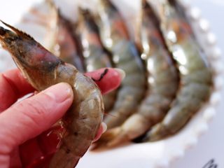 百合海虾荷兰豆小炒,用厨房剪子剪开海虾的背部中间，去掉虾线和虾须后洗净备用。