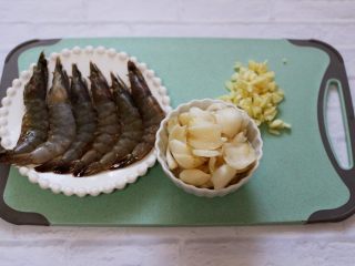 百合海虾荷兰豆小炒,把新鲜百合掰成一片片，去除杂质后洗净备用，把大蒜去皮后用刀切碎。