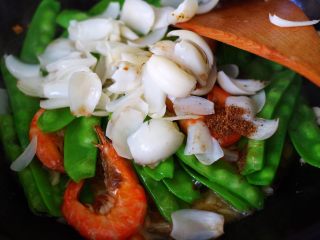 百合海虾荷兰豆小炒,当所有的调料都混合到一起的时候。