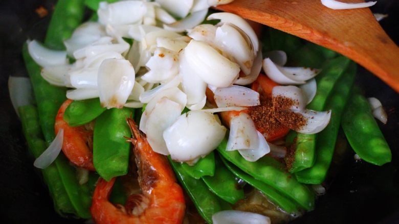 百合海虾荷兰豆小炒,当所有的调料都混合到一起的时候。