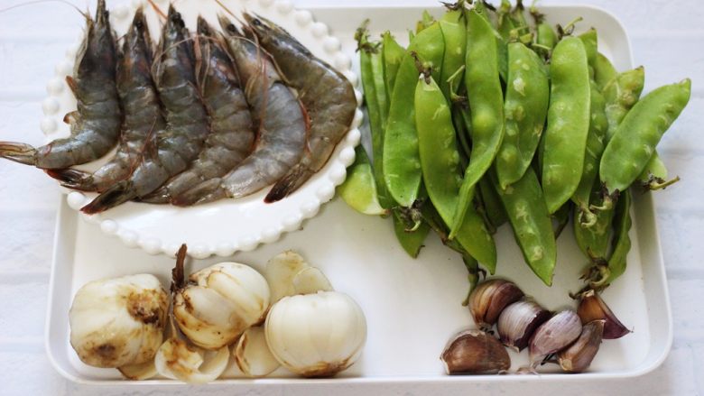 百合海虾荷兰豆小炒,首先备齐所有的食材。