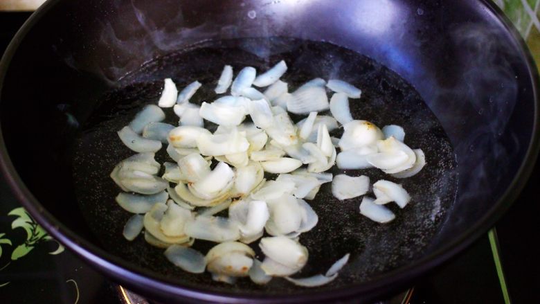 百合海虾荷兰豆小炒,陶瓷炒锅里倒入适量清水煮沸后，加入一勺盐，把洗净的百合焯水至20秒，捞出后用冷水浸泡备用。