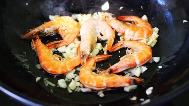 百合海虾荷兰豆小炒,看见把海虾煎出来红虾油变色的时候。