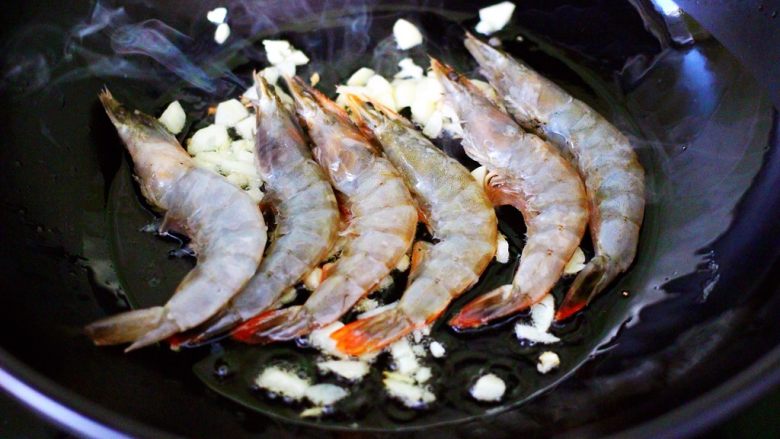 百合海虾荷兰豆小炒,这个时候把海虾放到锅里小火慢慢开始煎制。