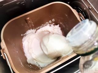 花生黑芝麻汤圆,糯米面团揉到成团之后，有光滑的一面，这时候可以加入5g的食用油，继续揉至面团表面光滑