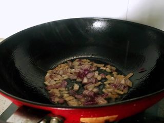 酸菜牛肉面,热锅中加入花生油，放洋葱炒出香味。