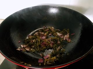 酸菜牛肉面,放入酸菜炒一分钟。