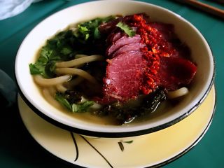 酸菜牛肉面,非常的好吃，不吃酸菜的人都能吃一大碗，而且做法简单，冬天又能暖身。