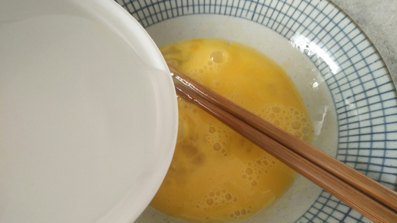 海蛎子炒鸡蛋,加适量清水，（可以使鸡蛋更滑嫩量更多）