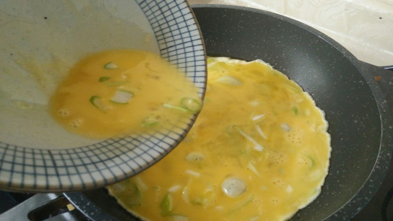 海蛎子炒鸡蛋,烧热后放入鸡蛋液翻炒