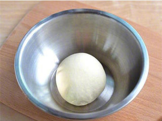黄金肉饼,面粉入盆，中间挖个深窝，将温水放入，用筷子拌成絮状后，揉成光滑的面团；