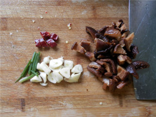 砂锅香辣鸡煲,切葱姜蒜，香菇切块，干辣椒切碎