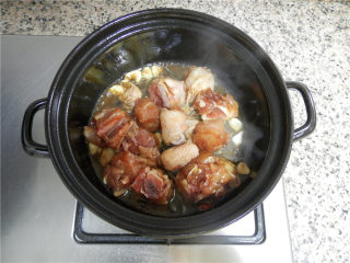 砂锅香辣鸡煲,倒入腌制的鸡块翻炒。