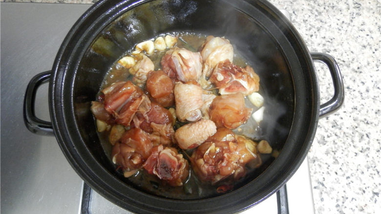 砂锅香辣鸡煲,倒入腌制的鸡块翻炒。
