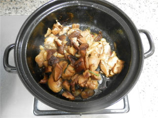 砂锅香辣鸡煲,加入香菇翻炒。